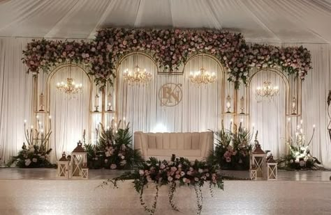 Wedding Reception Stage Design, Reception Back Drop Design, Engegment Decoration Stage, Indian Reception Decor Stage, Decoration Idea For Engagement, Decoration For Reception Stage, Kerala Christian Wedding Stage Decor, Simple Wedding Stage Decorations Indoor, Engagement Backdrop Ideas Simple