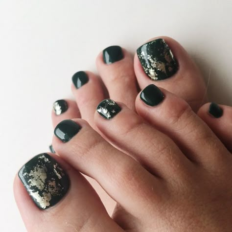 Green And Gold Pedicure Ideas, Pedicure Ideas Green Toenails, Green And Gold Toenails, Green And Gold Pedicure, Dark Green Toe Nails, Pedicure Ideas Green, Green Pedicure Ideas, Green Toe Nail Designs, Fall Toenails