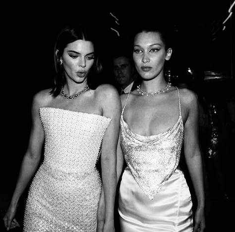 Kendall And Bella, Day Wedding Decor, Street Trends, Hair Wedding, Black N White, Day Wedding, Bella Hadid, Kendall Jenner, About Fashion