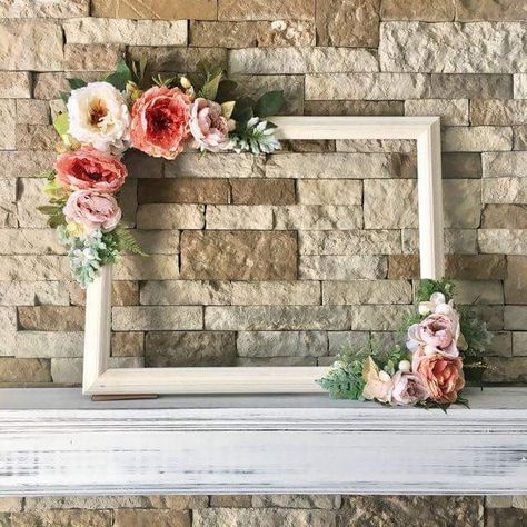 Cadre Photo Booth, Diy Babyshower, Graduation Party Photo Booth, Photo Prop Frame, Outdoor Bridal Showers, Bridal Shower Decorations Diy, Frame Props, Baby Shower Photo Booth, Rustic Style Wedding