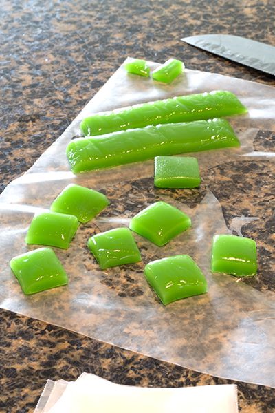 Wilde in the Kitchen: Sour Apple Fruit Chews Fruit Chews Recipe, Homemade Sour Candy Recipes, Homemade Fruit Chews, Homemade Sour Candy, Sour Apple Recipes, Diy Sour Candy, Healthy Sour Gummies Recipe, Healthy Sour Candy, Healthy Sour Gummies