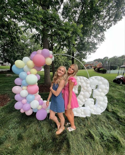 Graduation Party Ideas Pastel Colors, Preppy Graduation Party Ideas, Graduation Party Preppy, Pastel Graduation Party Decorations, Bright Graduation Party, Groovy Grad Party, Pastel Graduation Party, Preppy Graduation Party, Graduation Party Inspiration