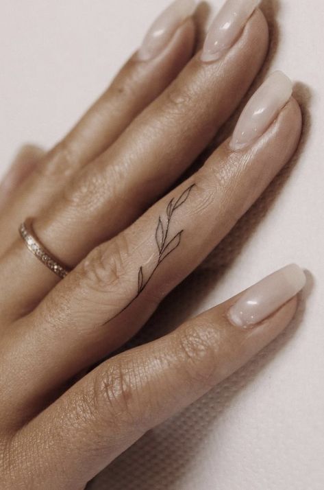 Pinky Finger Vine Tattoo, Small Delicate Hand Tattoos For Women, Small Leaf Finger Tattoo, Fine Line Thumb Tattoo, Vines Finger Tattoo, Long Finger Tattoo, Left Right Hand Tattoo, Small Dainty Hand Tattoos, Minimal Tattoo Finger