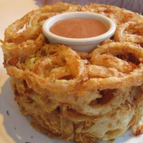 Onion Ring Loaf - 1 weird instruction, "Press down the fried onions solidly without pressing..." Huh? Looks tasty though. Onion Loaf, Onion Ring, Fingerfood Party, Food Appetizers, Loaf Recipes, 3 Eggs, Onion Recipes, Pancake Mix, Fried Onions