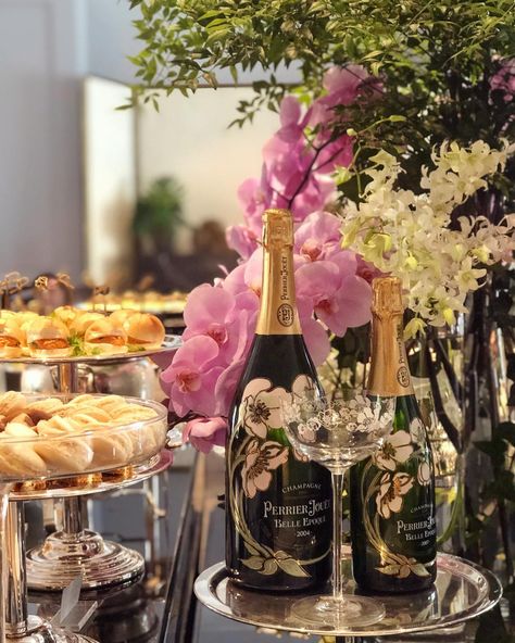 Palácio Tangará on Instagram: “Champagne Afternoon Tea: o delicioso chá da tarde no Palácio Tangará recebe o toque delicado do champagne @perrierjouet durante às sextas e…” Champagne Tea Party, Southern Garden Party, Champagne Afternoon Tea, Afternoon Tea, Garden Party, Tea Party, Birthday Parties, Champagne, Wedding Ideas