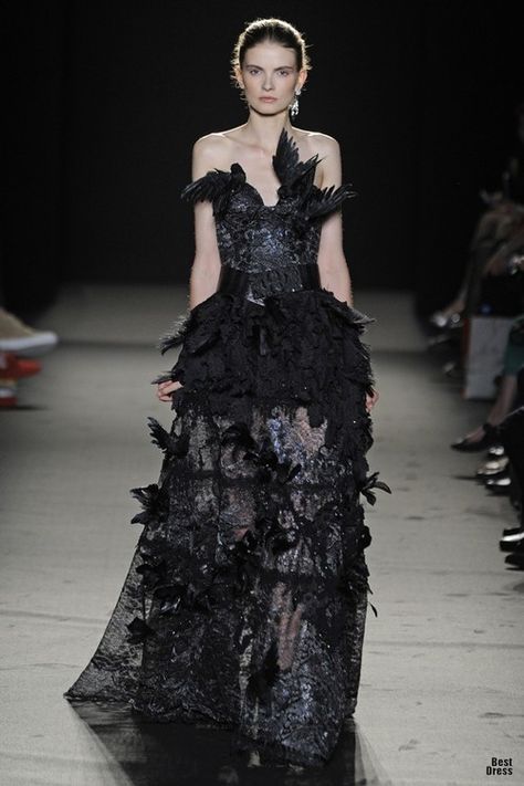 Sumptuous black feathers gown by Laurence Xu Julien Fournié, Gothic Gowns, Raven Dress, Fall Couture, Swan Dress, Bouchra Jarrar, Feather Fashion, Raven Queen, Virtual Fashion