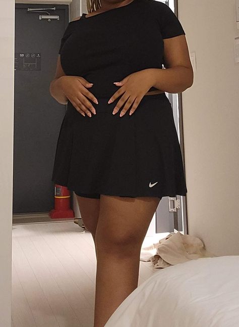 Black Athletic Skirt Outfit, Long Tennis Skirt, Athletic Skirt Outfit, Black Tennis Skirt Outfit, Gym Skirt, Outfit Tennis, Aesthetic Nike, Nike Skirt, Black Tennis Skirt