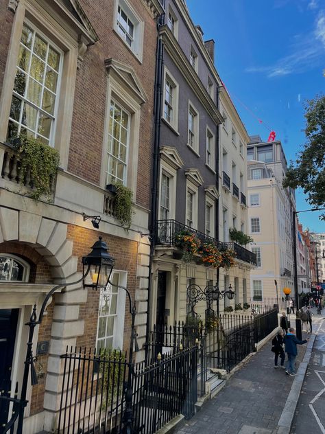 West London House, Small London Flat Aesthetic, London Townhouse Aesthetic, London Home Aesthetic, London House Aesthetic, Bloxburg London, London Lifestyle Aesthetic, London House Exterior, London Apartment Aesthetic