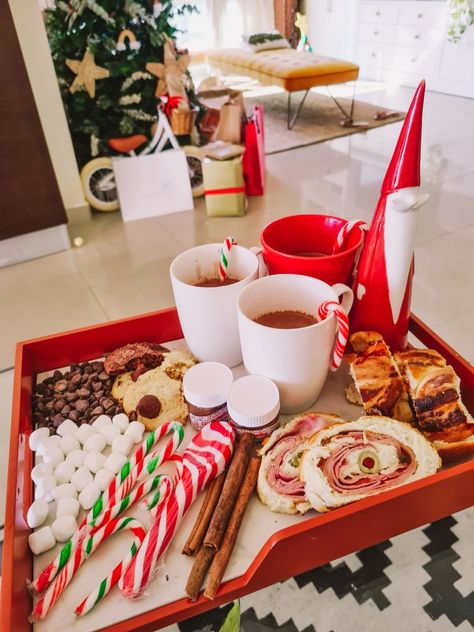 Bandeja de chocolate caliente versión Navidad. Incluye mini Nutella, chocolate chips, marshmallows, bastones navideños, galletas de chocolate chip, pan de jamón, pan artesanal de cream cheese y guayaba. Mini Nutella, Chocolate Caliente, Chocolate Chips, Marshmallows, Nutella, Cream Cheese, Chocolate Chip, Chips, Cheese