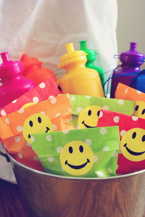 Smiley face party favors. Photos provided by Three Little Monkeys Studio. Happy Face Party Favors, Smiley Face Themed Birthday Party, Smiley Party Theme, Smile Birthday Party Ideas, Cojines Aesthetic, Happy Face Birthday Party, Smiley Face Birthday Party, Smiley Face Party, Smiley Party