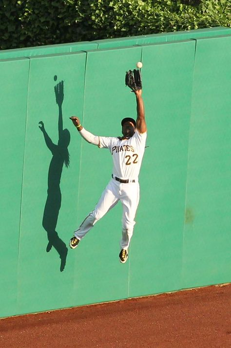 Andrew McCutchen's awesome catch in the win against Milwaukee Brewers. Credit: Dave Arrigo, photographer. Andrew Mccutchen, The Pirates, Pittsburgh Pirates, Pittsburgh, Baseball, Twitter