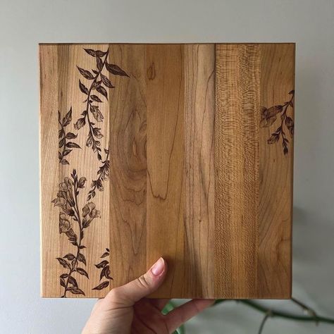 Burning Flowers, Wood Burning Patterns Stencil, Pyrography Patterns, Flora Design, Wood Art Projects, Wood Burning Patterns, Wood Burning Art, Canadian Artists, Wooden Board