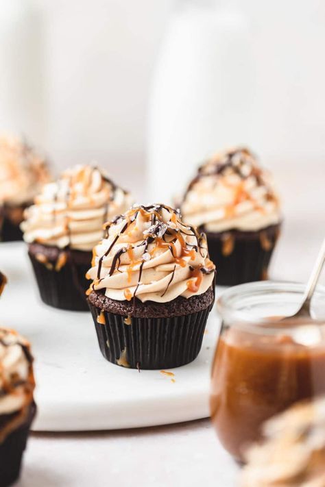 These moist chocolate cupcakes are filled with homemade bourbon salted caramel, then topped with caramel buttercream, and drizzled with more chocolate and caramel! A chocolate caramel lovers dream dessert! Chocolate Salted Caramel Cupcakes, Chocolate Caramel Cupcakes, Espresso Cupcakes, Chocolate Swiss Meringue Buttercream, Salted Caramel Cupcakes, Chocolate Cupcakes Moist, Caramel Cupcakes, Desserts Cupcakes, Caramel Buttercream