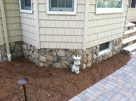 Great Ideas for hiding that ugly foundation- fun projects, tips and tutorials. Cinder Block Foundation, Stone Panels Exterior, Cinder Block House, Painted Foundation, House Skirting, Diy Foundation, Diy Home Upgrades, Faux Stone Panels, Natural Stone Veneer