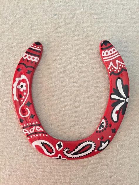 Horseshoe Painting, Doily Decor, Black And White Bandana, Horseshoe Crafts Projects, Horseshoe Projects, White Bandana, Western Crafts, Horseshoe Decor, Horseshoe Crafts