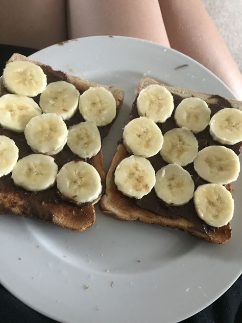 Banana On Toast, Nutella And Banana, Nutella Sandwich, Strawberry Nutella, Banana Toast, Banana Sandwich, Breakfast Crepes, Yummy Desserts Easy, Banana Nutella