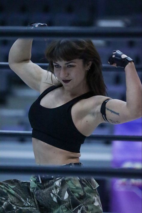 Movement Poses, Bodybuilder Woman, Joshi Puroresu, Female Mma Fighters, Wrestling Women, Aesthetic Training, Human Anatomy For Artists, Female Wrestling, Women Wrestlers