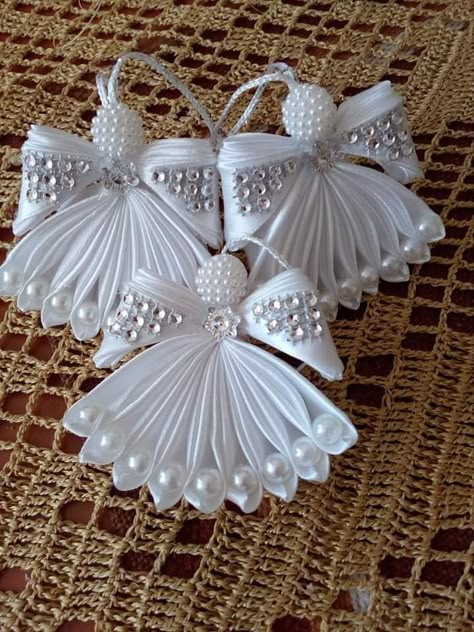 Desain Quilling, Angel Crafts, Beaded Christmas Ornaments, Easy Christmas Crafts, Christmas Ornament Crafts, Christmas Crafts Decorations, Angel Ornaments, Ornament Crafts, Xmas Ornaments