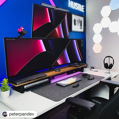 Monitor Setup, Dual Monitor Setup, Computer Desk Setup, Desktop Setup, Video Game Rooms, Gaming Pcs, Gaming Room Setup, High Technology, Computer Setup