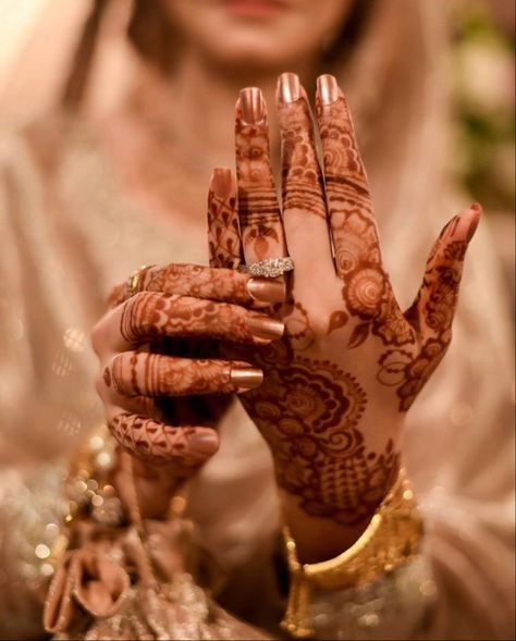 Stylish Henna Designs, Tattoo Mehandi, Mehandi Tattoo, Mehndi Floral, Engagement Portraits Poses, Mehendi Photography, Muslim Wedding Photography, Bride Photos Poses, Engagement Photography Poses