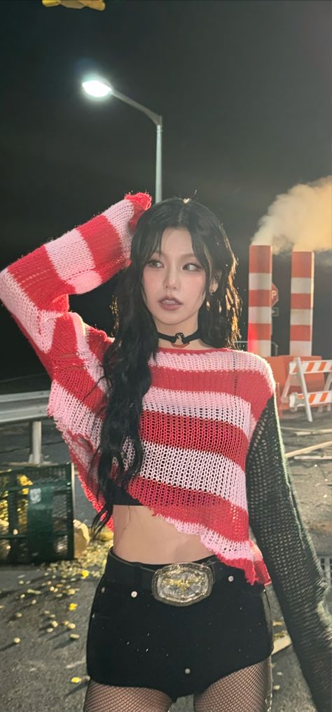 Yeji wallpaper #yeji #itzy #wallpaper Yeji Ponytail, Kpop Idol Wallpaper Aesthetic, Kpop Gg Wallpaper, Itzy Christmas Wallpaper, Yeji Hot, Yeji Photoshoot, Yeji Wallpaper, Itzy Wallpaper, Rude Girl