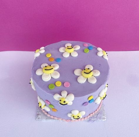 Smiley Face Flower Cake, Smiley Cookie Cake, Flower Power Cake Ideas, 9th Birthday Girl Ideas Cake, Smiley Birthday Cake, Flower Power Cake, Smiley Face Cake, Smiley Cake, Hippie Cake