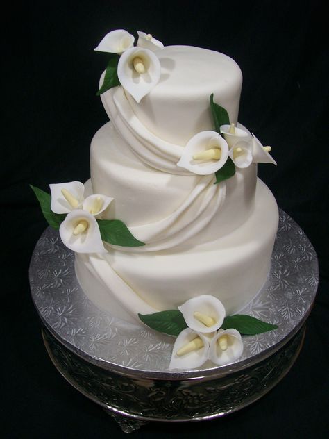 Calla Lilly Drape - I really liked how this turned out...fairly simple but still elegant. Lily Wedding Cake, Calla Lily Wedding Cake, Calla Lily Cake, Vintage Pasta, Lily Cake, Round Wedding Cakes, Calla Lily Wedding, Fondant Wedding Cakes, Wedding Cake Photos