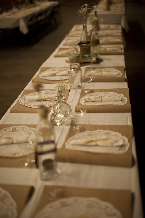 Brown paper rectangles with doilies glued on for a fun placemat. Doily Wedding Decor Table Settings, Burlap Placemats Wedding, Wedding Placemats Paper, Wedding Placemats Ideas Diy, Rustic Place Setting Wedding, Rustic Wedding Place Settings, Thanksgiving Table Settings Rustic, Doily Placemats, Thanksgiving Table Settings Elegant