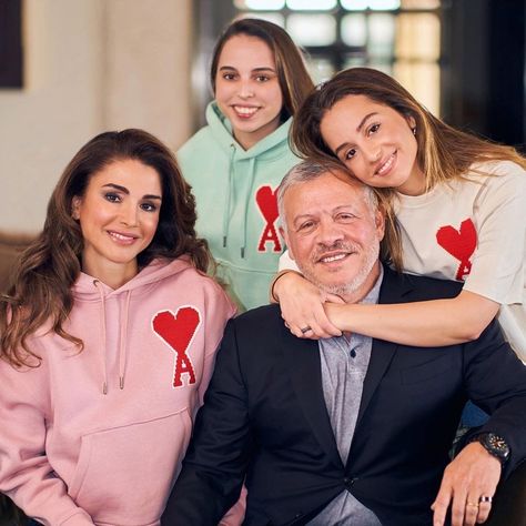 Queen Rania and King Abdullah of Jordan with their two daughters, Princess Salma and Princess Iman of Jordan on New Years 2020. Royal Family Christmas, Royal Family Of Greece, Jordan Royal Family, Greek Royal Family, Royal Family Trees, King Abdullah, Royal Christmas, Royal Family England, Queen Rania