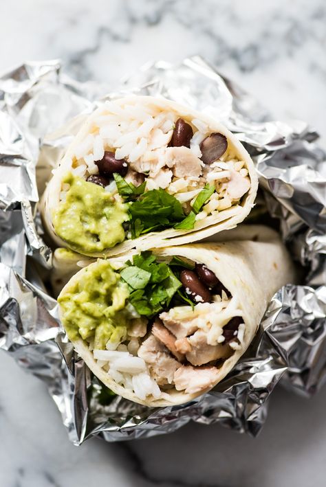 These Roasted Poblano Chicken Burritos are an easy Mexican lunch or dinner recipe that's perfect for weekend meal prep. They're also freezer friendly! Office Meal Prep, Mexican Lunch, Poblano Chicken, Salat Wraps, Prep Lunch Ideas, Meal Prep Lunch Ideas, Weekend Meal Prep, Roasted Poblano, Best Meal Prep