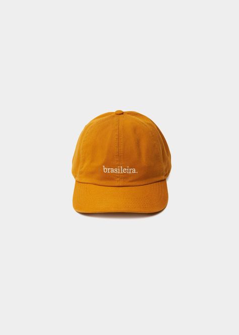 Acessórios com personalidade própria.  Boné da marca Bossa em sarja mostarda modelo dad hat com bordado brasileira em bege. Bone Bordado, Fame Dr, Dad Hat, Dad Hats, Bones, Hats, Yellow, Design