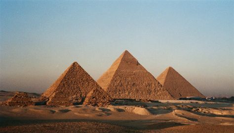 Five pictures of ancient Egypt Egypt Pictures, Giza Plateau, Pyramids Egypt, Giza Egypt, Ancient Egypt History, Ancient Astronaut, Great Pyramid Of Giza, Strange History, Egyptian Pyramids