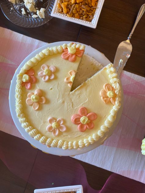 a buttercream cake with pink and orange piped flowers Spring Fling Birthday Party, Flower Aesthetic Party, Backyard College Graduation Party Ideas, Flower Cakes Aesthetic, College Grad Party Themes, Outdoor Grad Party Aesthetic, Graduation Party Ideas Flowers, Grad Party Flowers, Grad Party Inspo 2023