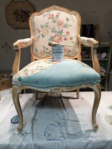 Maison Decor: Painted Chair: Fabric and Frame, French Style! Upholstery Painting, Painting Upholstered Furniture, Painting Fabric Chairs, Painting Fabric Furniture, Distressing Furniture, Paint Upholstery, Fabric Chairs, Painted Chair, Painted Fabric