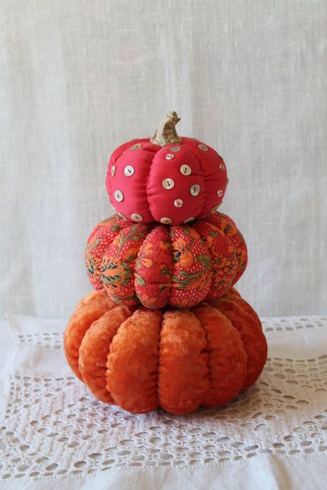 These boho fabric pumpkins are adorable. Make sure to check out this excellent pumpkin roundup post! Fall Decor For Wedding, Pumpkin Topiary Diy, Thanksgiving Ornaments, 3 Pumpkins, Paisley Sweater, Primitive Fabric, Decor For Wedding, Pumpkin Topiary, Fun Fall Crafts