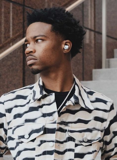 Roddy Ricch Hairstyle, Stage Wallpaper, Roddy Rich, Black Dreads, Roddy Ricch, Meme Background, Popular Rappers, Male Artists, Creepy Backgrounds