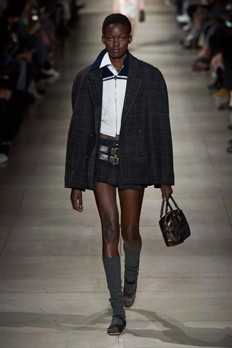 Miu Miu Fall 2022 Ready-to-Wear Collection | Vogue Miu Miu Office, Barbie Premiere, Paris Fall Fashion, Red Hat Society, Runway Outfits, Office Chic, Estilo Preppy, Preppy Look, Looks Black