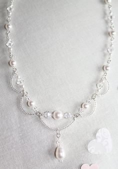 ? make my own necklace? Pearl Accessories Diy, White Necklace Jewelry, Necklace Tutorial, Pearl Necklaces, Handmade Wire Jewelry, White Necklace, Swarovski Pearls, Beads And Wire, Bead Jewellery