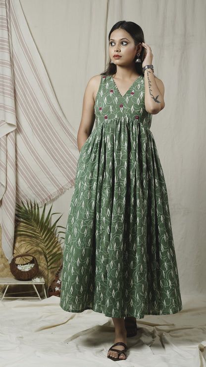 Green Frocks For Women, Maxi Dress Indian, Gather Dress, डिजाइनर कपड़े, Gathered Maxi Dress, Simple Frock, Cotton Dress Pattern, Kalamkari Dresses, Simple Frock Design