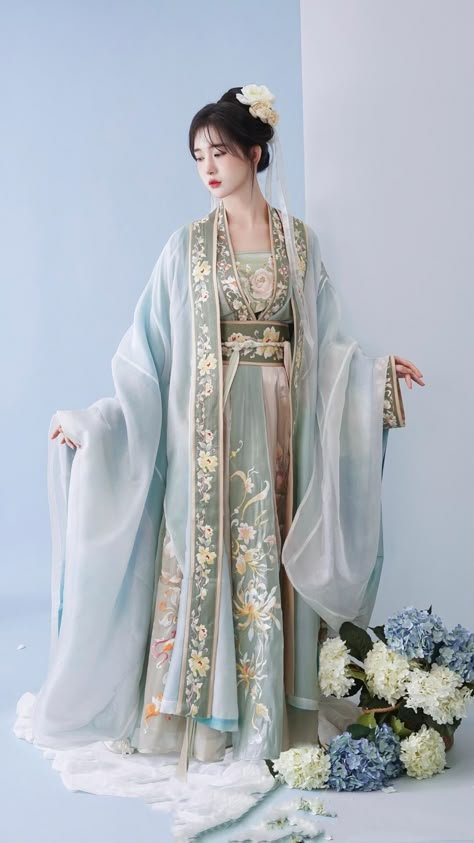 Hanfu Dress Wedding, Asian Outfits Traditional, Japanese Dresses Modern, Asian Clothes Traditional, Chinese Royal Dress, Old Chinese Clothes, Chinese Clothes Traditional, Hanfu Dress Princesses, Chinese Traditional Dress Princesses