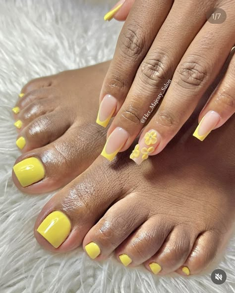 Yellow Nails And Toes, Yellow Short Nails Design, Graduation Nails Almond, Yellow Short Nails, Nails Ideas Graduation, Short Yellow Nails, Yellow Nails Ideas, Cute Yellow Nails, Yellow Nails Acrylic