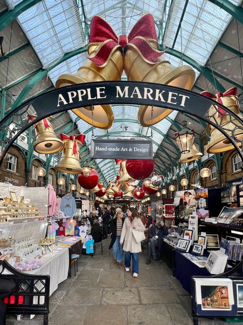 Walking into Apple Market in Covent Garden, beautifully decorated for the festive season with gigantic bells, bows, giant baubles and spinning mirror balls. Apple Market has over 100 stalls selling a wide variety of goods, including fashion, jewellery, homeware, gifts, and souvenirs. It's open seven days a week from 10am to 7pm. For more Christmas Markets in London, visit: https://www.guidelondon.org.uk/blog/christmas/8-london-christmas-markets/ 📸 © Ursula Petula Barzey. #BlueBadgeTouristGui... Giant Baubles, 80s Aesthetic Retro, Homeware Gifts, London Christmas Market, Markets In London, Christmas Market Stall, London Visit, Market Sign, Aesthetic Retro