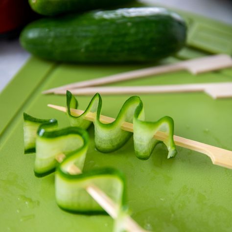 No juice is complete without the perfect garnish! We are using cucumber ribbons for our upcoming recipe that are super easy to do & look great. 🥒 Simply use a peeler to make your long ribbon of cucumber. Then thread it on a wooden toothpick and you're good to garnish! Cucumber Ribbons, Cold Press Juicer, Juicer Machine, Food Plating, Toothpick, Cold Pressed, Juicer, Top Tips, Celery