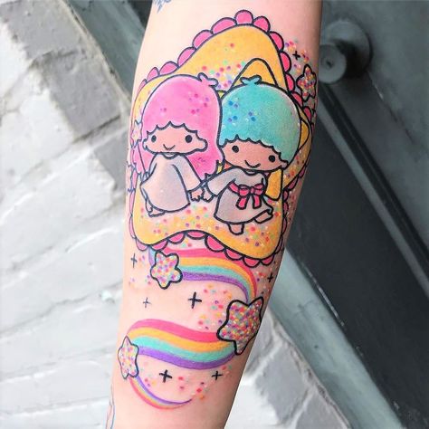 ⭐️ @alexiscraneart captured Lala & Kiki's cuteness in this beautifully inked Little Twin Stars tattoo! 💙 So cute! 💜⁠ .⁠ .⁠ .⁠ .⁠ #kawaiibox… Twin Stars Tattoo, Little Twin Stars Tattoo, Dopamine Tattoo, Sanrio Tattoos, Kawaii Tattoos, Star Twins, Tattoo Colorful, Kitty Tattoo, Colorful Tattoos