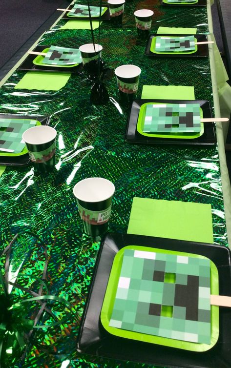 Minecraft Party Ideas Decoration, Minecraft Party Table, Minecraft Table Ideas, Minecraft Party Snacks, Minecraft Party Bags, Minecraft Party Activities, Minecraft Party Invitations, Minecraft Table, Minecraft Party Games