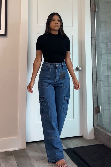 How To Wear Cargo Jeans, Outfit Inspo Casual Simple, Mom Jeans Outfit Summer 2024, Basic College Outfits Summer, Uni Looks Outfits, Jeans Outfit College, Cargo Style Outfit Ideas, Mommy Jeans Outfit, Jean Cargo Outfit