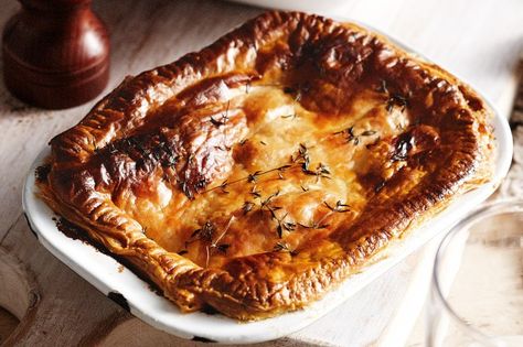 This old-fashioned favourite shows that you don't need to go all out to create satisfying family dinners. Kidney Pie Recipe, Harry Potter Themed Food, Harry Potter Feast, Harry Potter Dinner, Kidney Pie, Harry Potter Cookbook, Steak And Kidney Pie, Beef Chuck Steaks, Harry Potter Parties Food