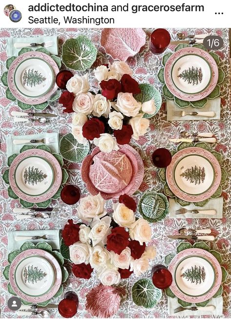 Vintage Christmas Tablescapes, Pink Holiday Aesthetic, Pink Christmas Tablescapes, Pink Red And Green Christmas, Vintage Christmas Table Settings, Christmas Table Set, Pink Christmas Table, Table Decorations Christmas, Placemats And Napkins