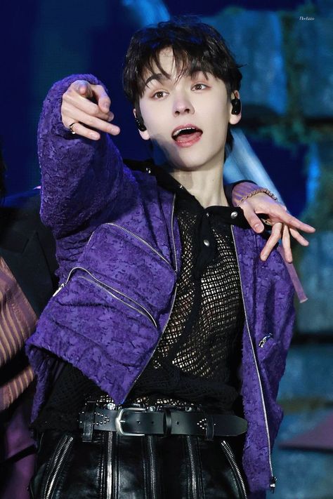 Vernon Concert, Chwe Hansol, Seventeen Vernon, Vernon Hansol, Choi Hansol, Male Pose Reference, Vernon Seventeen, Pop Photos, Male Poses