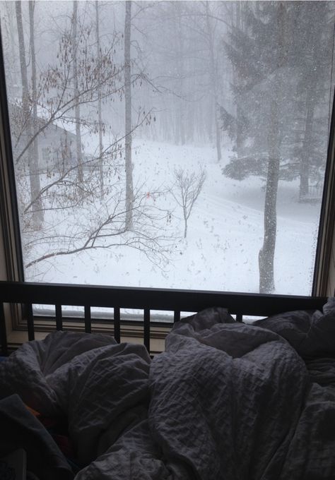 cuddling under the covers on a snowy day Era Victoria, Winter Szenen, I Love Winter, Winter Love, Winter Vibes, Winter Beauty, Window View, Winter Wonder, Winter Aesthetic